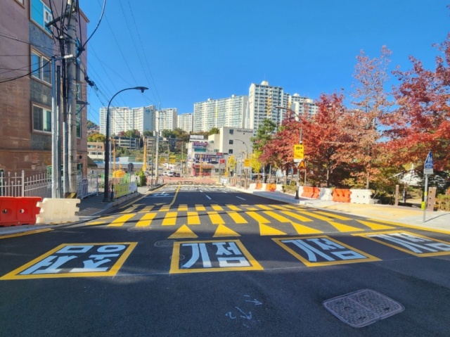 ▲ 도로가 확장된 마북동 교동마을 현대홈타운 정문 앞 전경. ⓒ용인시 제공