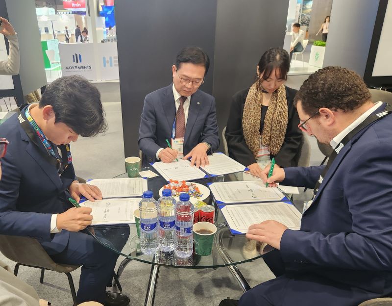 ▲ 김석필 천안시장 권한대행 부시장과 이타이 다돈 Ouster 부사장, 하순태 ㈜그린에이아이 대표가 협약서에 서명을 하고 있다.ⓒ천안시