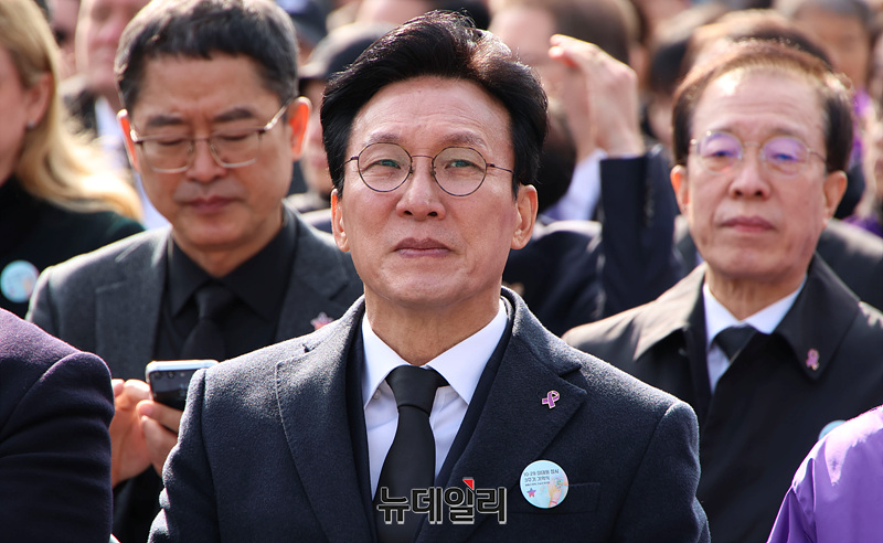 ▲ 김민석 국무총리가 지난달 29일 서울 중구 광화문광장에서 열린 10.29 이태원 참사 3주기 기억식에 참석해 자리하고 있다. ⓒ서성진 기자