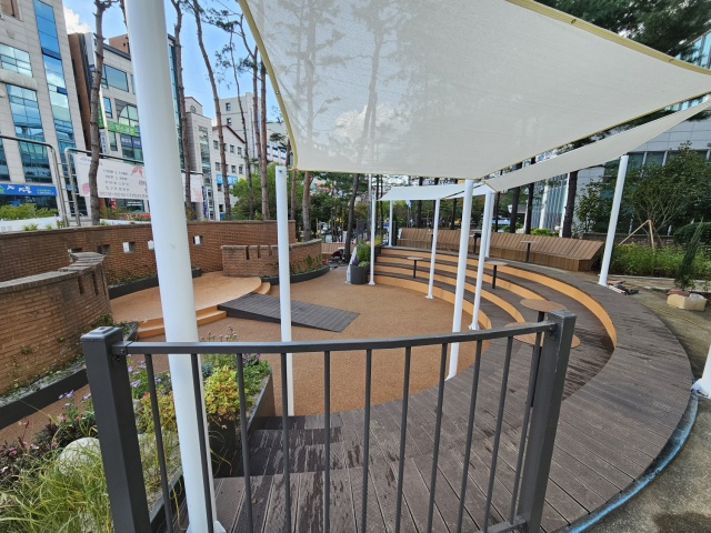 ▲ 방치됐던 노후 공간을 리모델링 한 영통종합사회복지관 ‘나눔 숲’. ⓒ수원시 제공