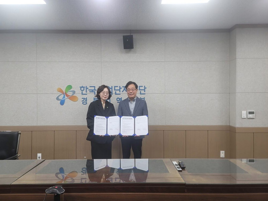 ▲ 박병훈 본부장이 경산시 관게자와 협약체결후 기념촬영을 하고있다ⓒ