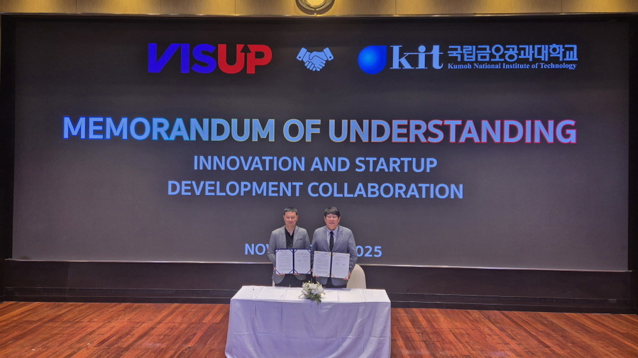 ▲ 권오형 단장(왼쪽에서 두번째)이 태국 관계자들과 협약후 기념촬영을 하고있다ⓒ금오공대 제공