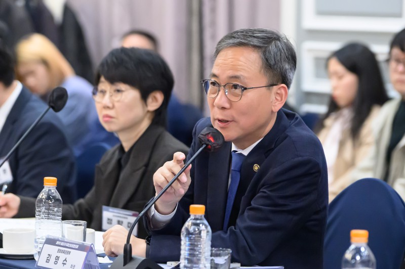 ▲ 김영수 문화체육관광부 제1차관이 6일 '제9차 해외지식재산보호협의체'에서 콘텐츠업계 관계자 등과 함께 해외에서 발생하는 'K-콘텐츠' 저작권 침해에 효과적인 대응 방안을 논의하고 있다.ⓒ문체부