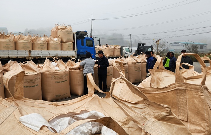 ▲ 세종시가 6일 연동면에서 2025년산 공공비축미곡 건조벼를 매입하고 있다.ⓒ세종시