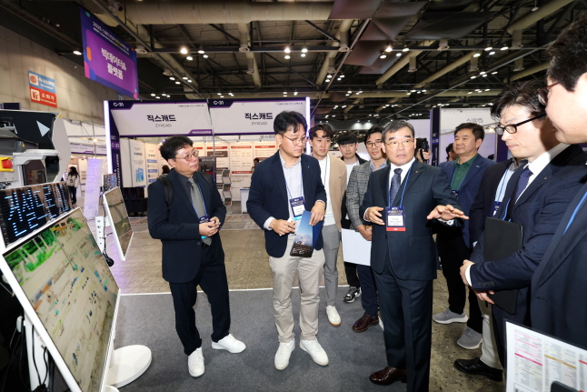 ▲ 김보현 대우건설 대표이사가 스마트건설 엑스포 행사 전시장을 둘러보고 있다. ⓒ대우건설