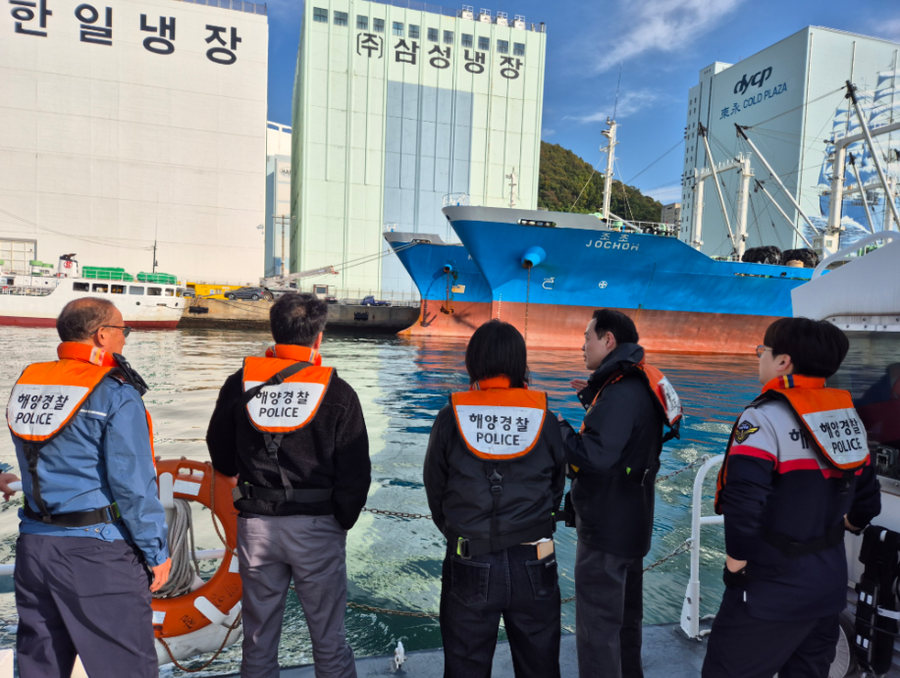 ▲ 해경 경비정에서 현장을 점검하는 합동점검단.ⓒ부산항만공사