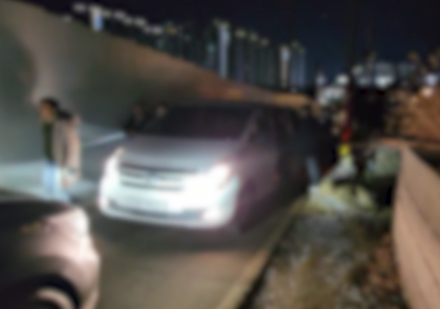 ▲ 경찰관들이 차량을 조직적으로 렌터카 등을 해외 밀반출한 범인들을 현장에서 검거하고 있다. ⓒ충북경찰청