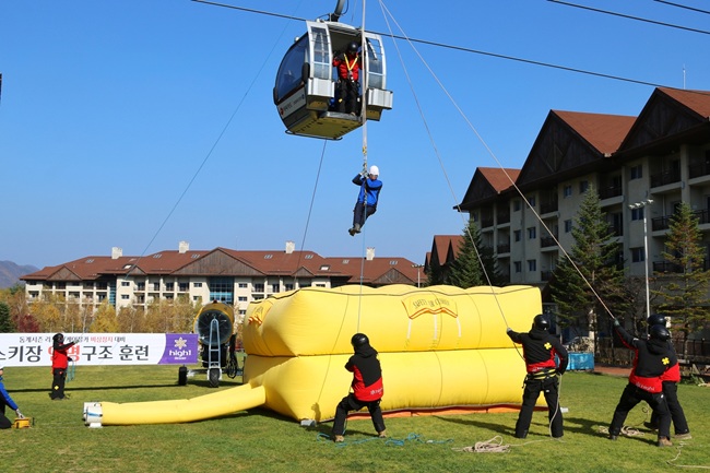 ▲ 스키장 인명 구조 훈련 모습. ⓒ강원랜드