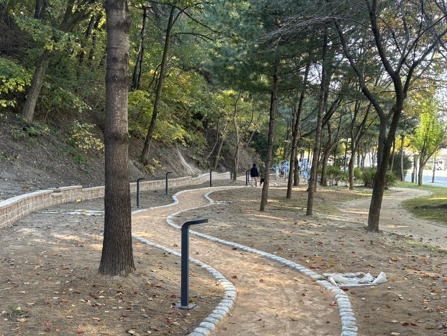 ▲ 석사근린공원에 조성하고 있는 맨발길 모습. ⓒ춘천시