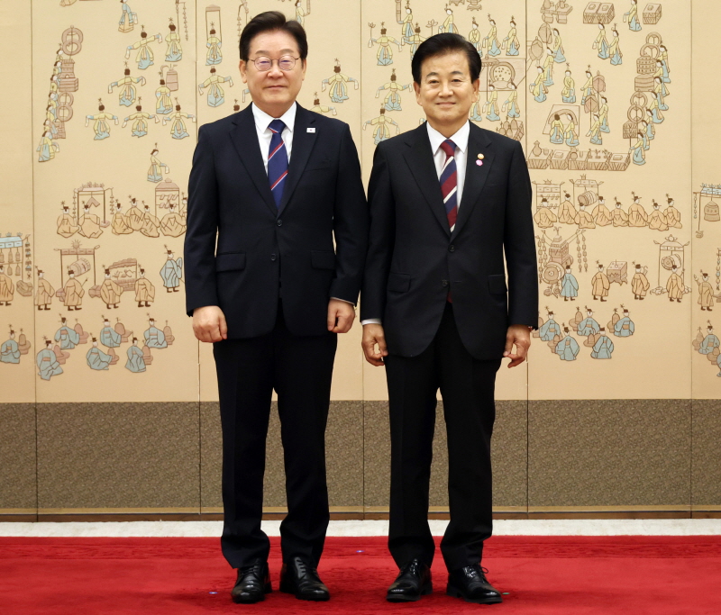 ▲ 이재명 대통령이 지난 7월 28일 서울 용산 대통령실 청사에서 정동영 통일부 장관에게 임명장 수여 후 기념촬영을 하고 있다. ⓒ대통령실통신사진기자단