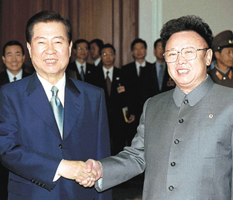 ▲ 2000년 6월 14일 평양 백화원 영빈관에서 열린 정상회담에서 김대중 당시 대통령이 북한 김정일(당시 국방위원장)과 악수하는 장면 뒤로 당시 통일부 정책총괄과장이었던 김천식 통일연구원장의 모습이 보인다. ⓒ뉴데일리 DB