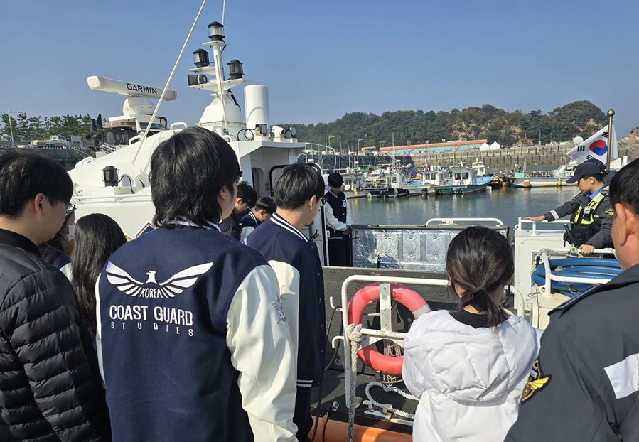 ▲ 한서대학교 해양경찰학과 학생들이 지난 5일 연안구조정에 탑승해 구조장비와 항해 장비를 살펴보고 있다. ⓒ평택해양경찰서 당진파출소
