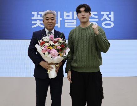 ▲ 천범산 충북도립대학교 신임 총장이 취임식에서 학생대표로부터 꽃다발을 받고 있다.ⓒ충북도립대학교