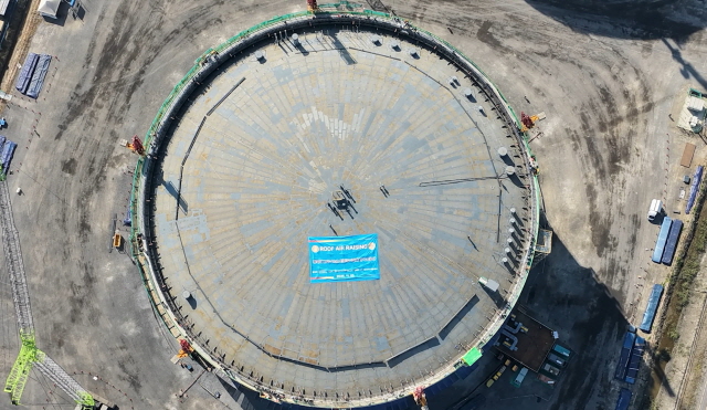 ▲ 동북아 LNG 허브터미널 LNG 저장탱크에 지붕이 설치된 모습. ⓒBS한양