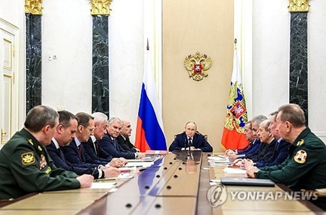 ▲ 국가안보회의 주재하는 블라디미르 푸틴 러시아 대통령(가운데). 스푸트니크 풀/로이터=연합뉴스. 251105 ⓒ연합뉴스