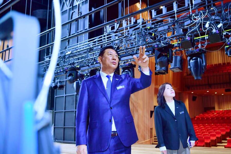 ▲ 김한종 장성군수가 5일 장성문화예술회관 대공연장 시설을 살펴보고 있다. ⓒ장성군 제공