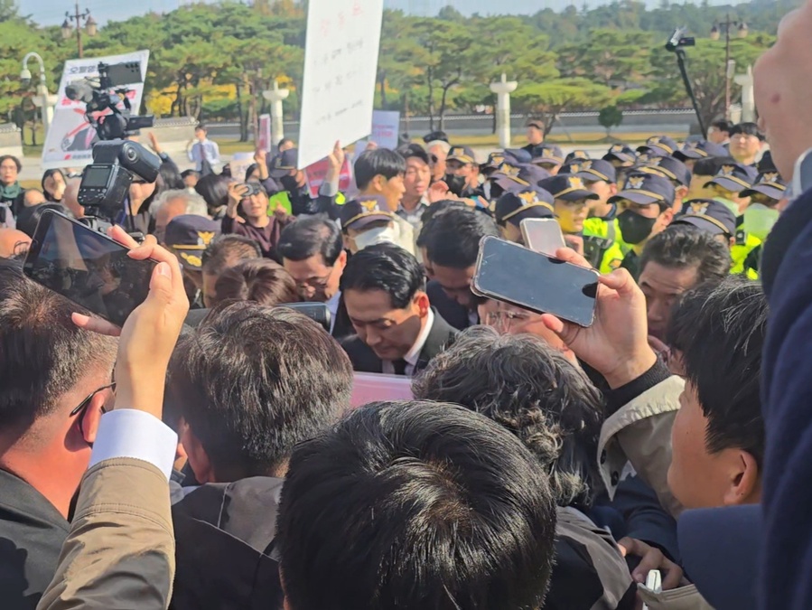 ▲ 장동혁 국민의힘 대표 등이 6일 오후 광주 국립 5·18 민주묘지에 방문해 묵념하고 있다. ⓒ황지희 기자