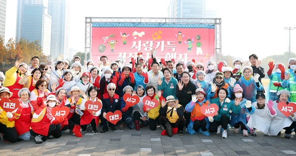 ▲ 서철모 구청장이 6일 샘머리공원에서 관내 봉사단체 10여 곳과 함께 ‘사랑 가득 김장 나눔 행사’를 가졌다.ⓒ서구