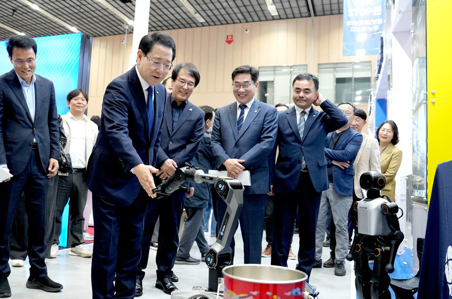 ▲ 김영록 전라남도지사가 6일 순천만생태문화교육원에서 열린 ‘전라남도 벤처·스타트업 페스티벌’ 행사장을 내빈들과 둘러보고 있다.ⓒ전라남도 제공