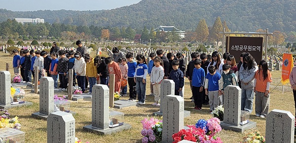 ▲ 한국 119 청소년단 6일 대전현충원을 찾아 순직 소방관 추모했다.ⓒ대전시