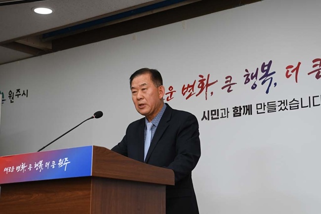 ▲ 조남현 원주시설관리공단 이사장이 6일 원주시청 브리핑실에서 현안 브리핑을 하고 있다. ⓒ원주시시설관리공단