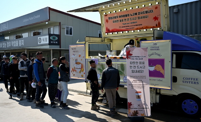 ▲ 광주 '중앙공원 롯데캐슬 시그니처' 입주예정자협의회가 지난 5일 롯데건설 현장 근로자들을 응원하기 위해 커피차 행사를 진행하는 모습ⓒ빛고을중앙공원개발