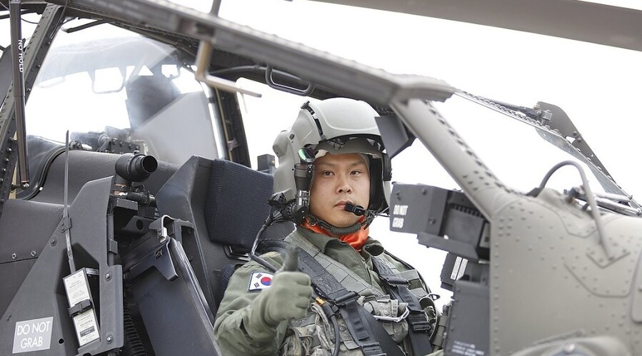 ▲ 경북 울릉 출신의 육군 아파치 가디언(AH-64E) 조종사 조명환(34)준위가 탑 헬리건에 선정돼 대통령상을 수상하는 영예를 안았다.ⓒ조 준위 제공