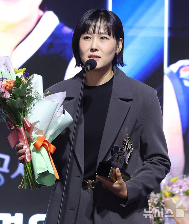 ▲ '2024-2025 V리그 시상식'에서 여자부 20주년 BEST 7이 선정된 리베로 임명옥이 소감을 밝히고 있다. 250414 ⓒ뉴시스