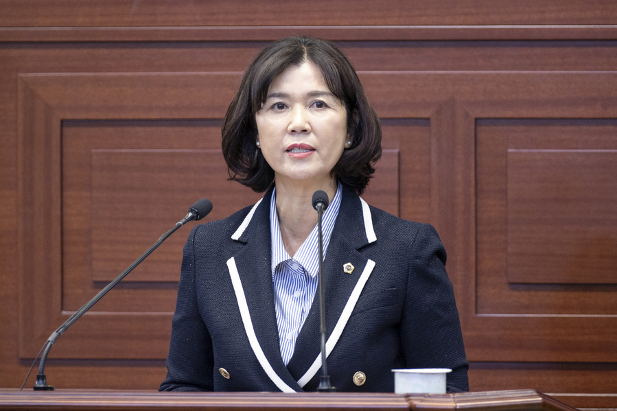 ▲ 경북도의회 김경숙 의원은 6일 제359회 정례회 도정질문에 나서 영농형 태양광과 공공조직의 인권 보호, 학생 자살 예방, 다문화 교육정책 등 경북의 핵심 현안에 대해 도지사와 교육감에게 실질적 개선을 촉구했다.ⓒ경북교육청