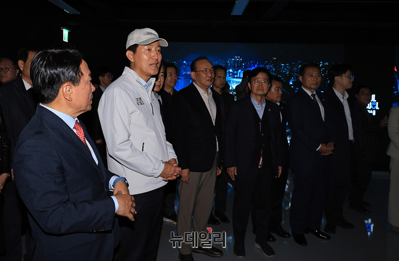 ▲ 6일 오세훈 서울시장과 이성헌 서대문구청장이 홍제폭포 복합문화센터 미디어전시관에서 서대문구 관광 홍보영상을 보고 있다. ⓒ정상윤 기자