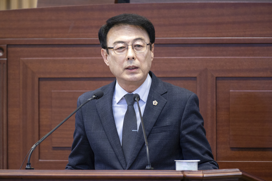 ▲ 경북도의회 농수산위원회 이충원 의원(의성2, 국민의힘)은 6일 열린 제359회 경상북도의회 제2차 정례회 제1차 본회의 도정질문에 나서 통합신공항 건설에서 경북도가 주도권을 확보해야 한다고 목소리를 강조했다.ⓒ경북도의회