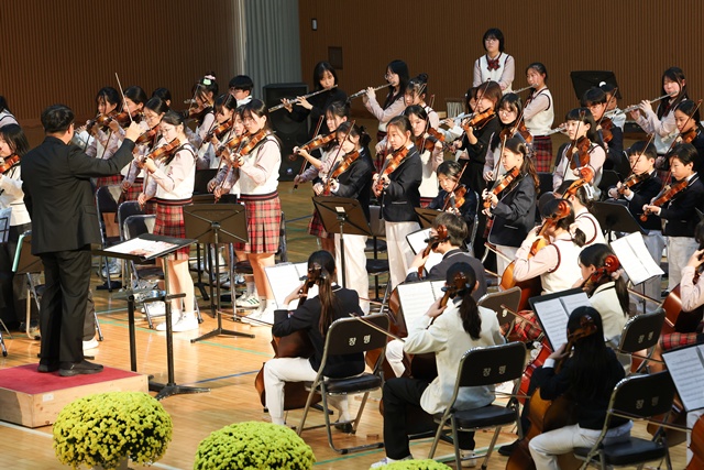 ▲ 여주 청명여자중학교가 6일 학산관에서 개최한 같이학교 교육과정 '음악이 흐르는 학교 발표회' ⓒ경기도교육청 제공