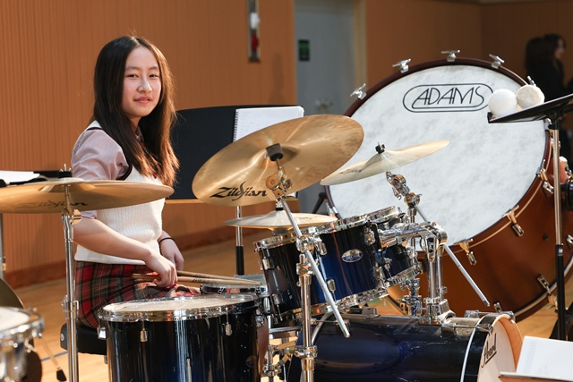 ▲ 창명여자중학교 오케스트라 타악기 파트 중 드럼을 맡은 이하얀 3학년 학생. ⓒ경기도교육청 제공