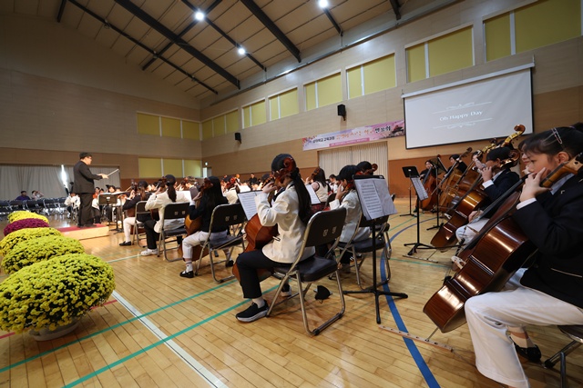 ▲ 여주 청명여자중학교가 6일 학산관에서 개최한 같이학교 교육과정 '음악이 흐르는 학교 발표회' ⓒ경기도교육청 제공