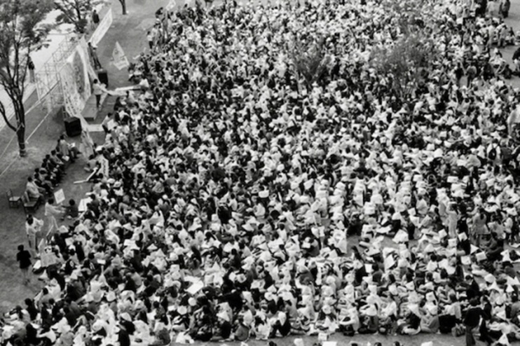 ▲ 1997년 10월 1일 민주동산에서 학생들의 주도로 열린 비상총회 모습.ⓒ덕성여대신문