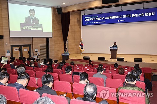 ▲ 김성환 기후에너지환경부 장관이 6일 서울 여의도 국회 의원회관에서 열린 2035 국가 온실가스 감축 목표(2035 NDC) 대국민 공개 논의 공청회에서 환영사를 하고 있다. ⓒ연합뉴스