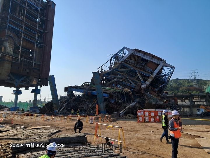 ▲ 6일 오후 2시 2분께 울산 남구 남희동  한국동서발전 울산화력발전소에서 60m eogud 구조물이 무너져 작업자 7명이 매몰되고 2명이 다쳤다. ⓒ울산소방본부