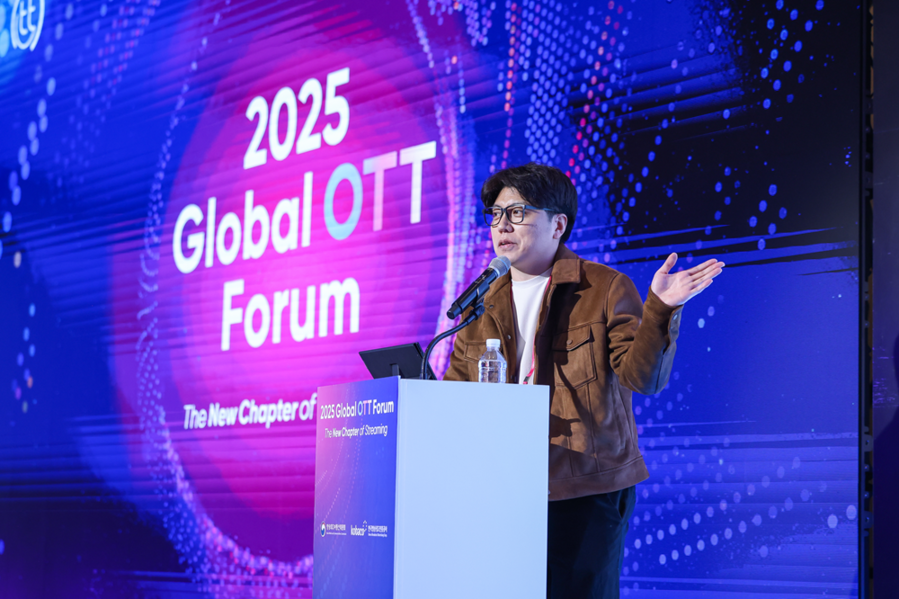 ▲ 6일 열린 2025 국제 OTT 포럼에서 강연하는 김학민 스튜디오 슬램 PD. ⓒ코바코