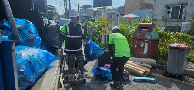 ▲ 신속한 쓰레기 수거와 주요 도로변 청결 유지를 위해 ‘배출–수거–처리’로 이어지는 3단계 청소관리시스템을 운영하고 있는 안성시ⓒ안성시 제공