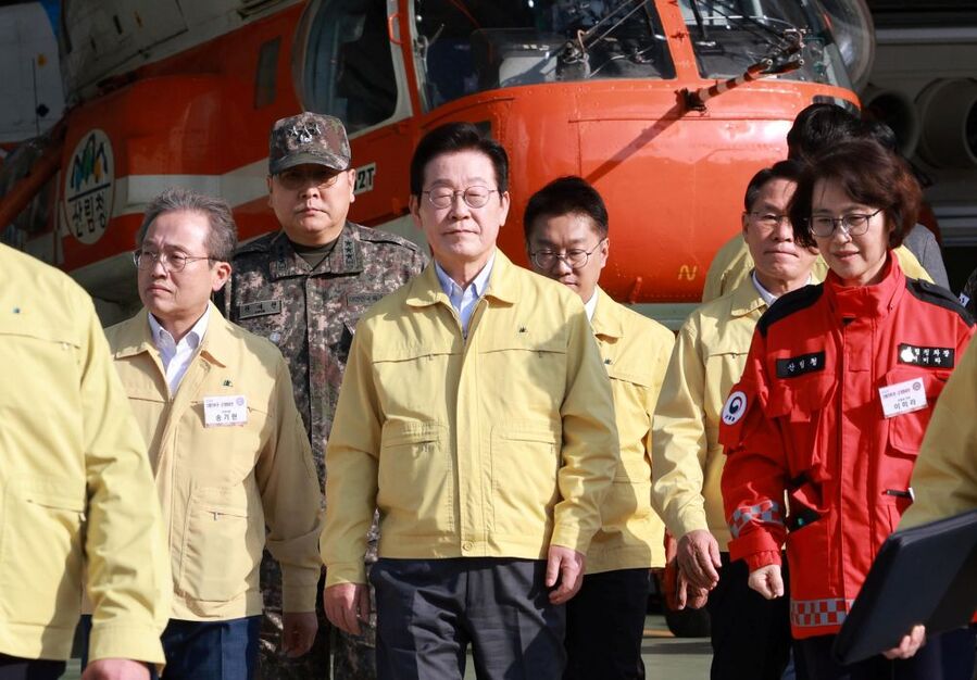 ▲ 이재명 대통령이 6일 강원도 원주시 산림항공본부에서 열린 산불진화 관·군 합동훈련 점검을 위해 이동하고 있다. ⓒ뉴시스