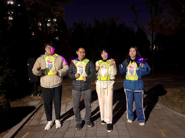 ▲ ‘동행RUN 순찰대’활동에 나선 장애인과 대학생들ⓒ화성시아르딤복지관 제공