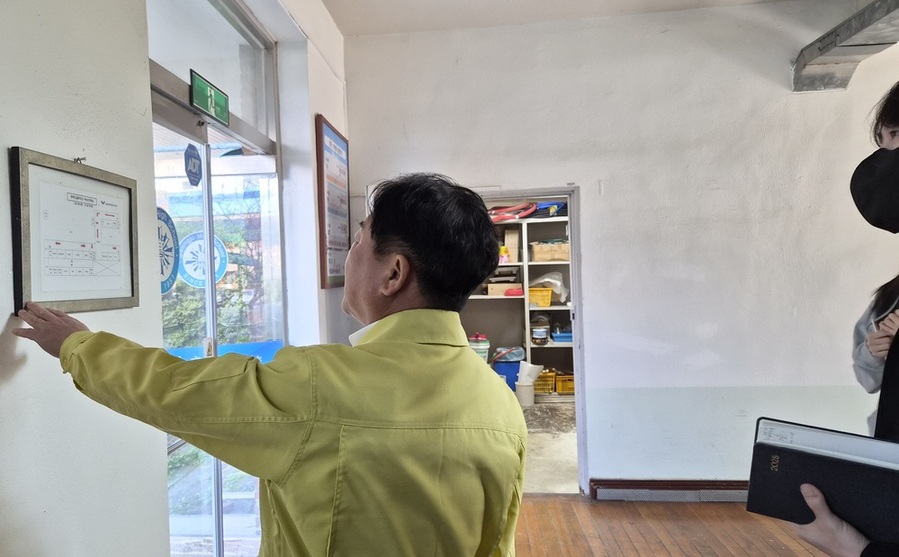 ▲ 광주시교육청이 6일 광주고등학교에서 교육부, 한국교육시설안전원과 함께 수능시험장 피난대피도를 살펴보고 있다.ⓒ광주시교육청 제공