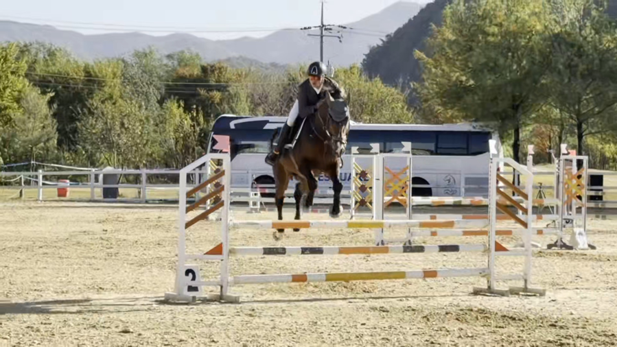 ▲ 중원대 승마부 선수가 제60회 회장배 전국승마선수권대화에서 경기를 하고 있다.ⓒ중원대학교