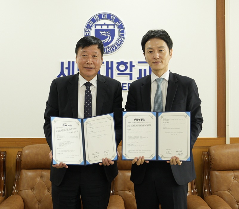 ▲ 권동현 세명대학교 총장은 6일 총장접견실에서 코스맥스펫㈜과 반려동물 건강식품 분야 산학협력 업무협약(MOU)을 체결했다. ⓒ세명대학교