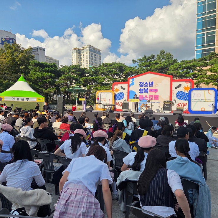 ▲ 대구광역시행복진흥사회서비스원(이사장 배기철·이하 대구행복진흥원)이 11월 한 달간 청소년들을 위한 정책포럼, 자원봉사대회, 어울림마당 등 다양한 행사를 마련해 청소년이 행복한 가을을 보낼 수 있도록 지원한다.ⓒ대구행복진흥원