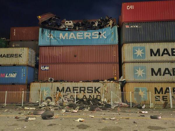 ▲ 지난 8월 인천신항 한진컨테이너터미널에서 발생한 컨테이너 폭발 사고 모습.
ⓒ허종식 의원실 제공