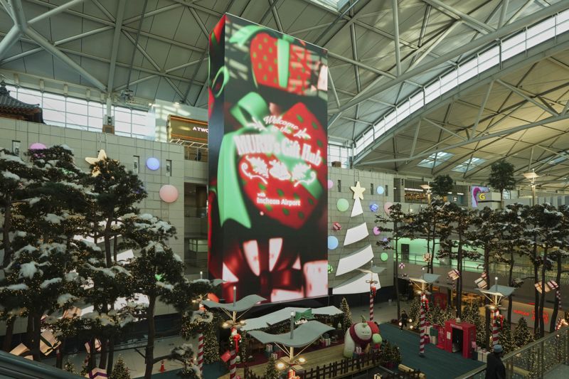 ▲ 인천공항 제1여객터미널 1층 중앙 밀레니엄홀에서 '숨겨진 요정 마을의 선물가게(The gift shop of hidden fairy village)'를 주제로 연말 장식을 선보인다. ⓒ인천공항공사 제공