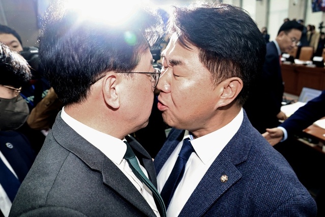 ▲ 대한민국 정치의 민낯. 송언석 국민의힘 원내대표와 이기헌 더불어민주당 의원이 6일 오전 서울 여의도 국회에서 열린 운영위원회의 대통령비서실 등 국정감사에서 정회 후 퇴장하는 과정에 충돌하고 있다.ⓒ뉴시스