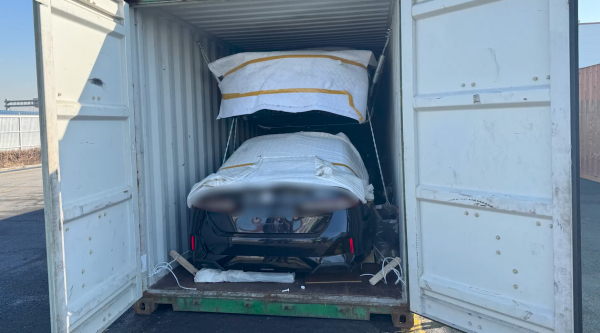 ▲ 충북경찰청 형사기동대가 렌트·리스 차량을 빼돌려 해외로 밀수출한 혐의(사기 등)로 총책 A씨(40대) 등 12명을 구속하고 36명을 횡령 등 혐의로 불구속 송치했다. 이들은 지난해 초부터 올해 1월까지 고가의 렌트·리스 차량 61대(시가 약 43억원) 가운데 20대를 해외로 밀수출하고 19대를 국내 대포차로 유통한 혐의를 받는다. 수출용 컨테이너 내부에 고가의 차량들이 적재돼 있는 모습.ⓒ충북경찰청