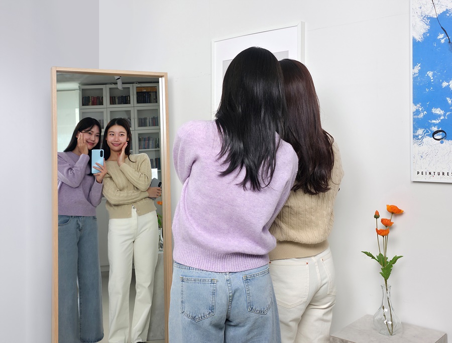 ▲ 삼성전자 모델이 '갤럭시 A17 LTE'로 거울 셀피를 촬영하는 모습ⓒ삼성전자